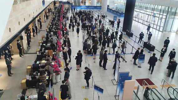 17일 경기도 수원컨벤션센터에서 열린 제52회 삼성전자 정기주주총회에 주주 900명이 모였다. 삼성전자 주주들이 입장을 위해 대기하고 있다. 사진=김서원 기자