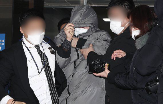 정인양을 입양한 후 수개월간 학대해 사망에 이르게 한 혐의를 받는 양부 안모씨가 지난 1월 서울 신월로 서울남부지방법원에서 첫 공판을 마친 뒤 나오고 있다. 사진=김범석 기자