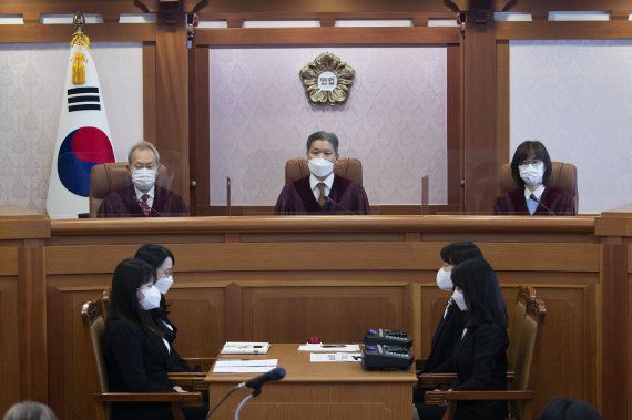 임성근 전 부산고법 부장판사의 탄핵 심판 변론 준비기일인 24일 오후 주심을 맡은 이석태(왼쪽부터) 헌법재판관과 이영진 수명재판관, 이미선 수명재판관이 서울 종로구 헌법재판소 소심판정에서 재판 시작을 기다리고 있다. 사진=공동취재단