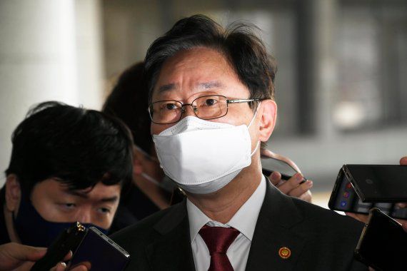 박범계 법무부 장관이 15일 서울 서초구 서울고등검찰청에서 열리는 'LH 직원들 신도시 투기 의혹' 관련 검찰 대응을 논의하기 위한 고검장 간담회에 참석하며 취재진 질문에 답하고 있다. /사진=박범준 기자