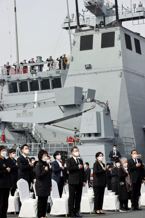 [평택=뉴시스]박영태 기자 = 문재인 대통령이 26일 오후 경기도 평택시 해군 2함대사령부 천자봉함·노적봉함에서 열린 제6회 서해수호의 날 기념식에서 국기에 경례하고 있다. 2021.03.26. since1999@newsis.com <저작권자ⓒ 공감언론 뉴시스통신사. 무단전재-재배포 금지.> /사진=뉴시스화상