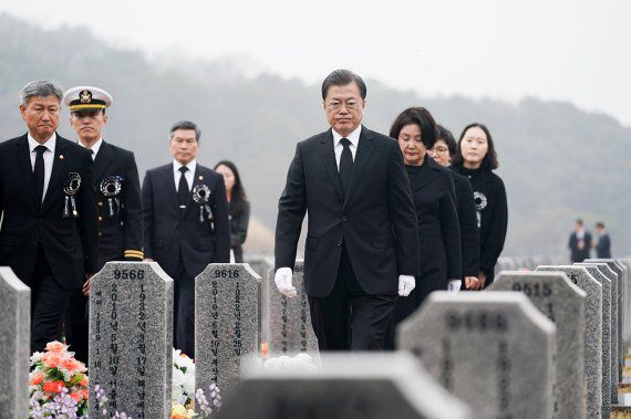 문재인 대통령과 부인 김정숙 여사가 지난해 3월27일 국립대전현충원에서 열린 서해수호의 날 기념식을 마친 후 고 한주호 준위 묘역을 참배하고 있는 모습. 사진=청와대 제공, 뉴스1.