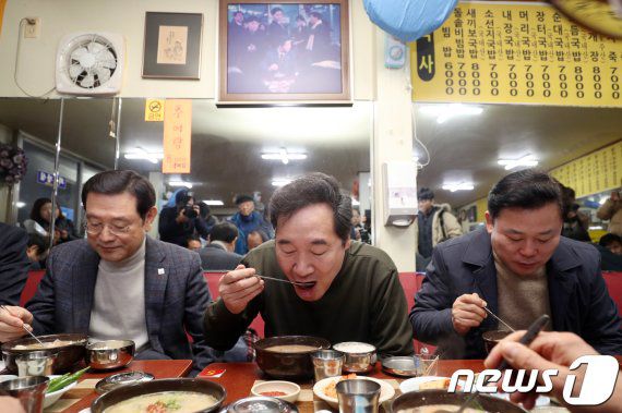 지난 2018년 12월 15일 당시 이낙연 국무총리가 광주 서구 양동시장 내 일명 '노무현 국밥집'에서 이용섭 광주시장(왼쪽), 송갑석 더불어민주당 의원(오른쪽)과 국밥을 먹고 있다. 뉴스1 제공