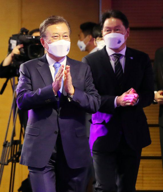 [서울=뉴시스]추상철 기자 = 문재인 대통령과 최태원 대한상공회의소 회장이 31일 오전 서울 중구 대한상공회의소에서 열린 제48회 상공의 날 기념식에 참석하고 있다. 2021.03.31. scchoo@newsis.com <저작권자ⓒ 공감언론 뉴시스통신사. 무단전재-재배포 금지.> /사진=뉴시스화상