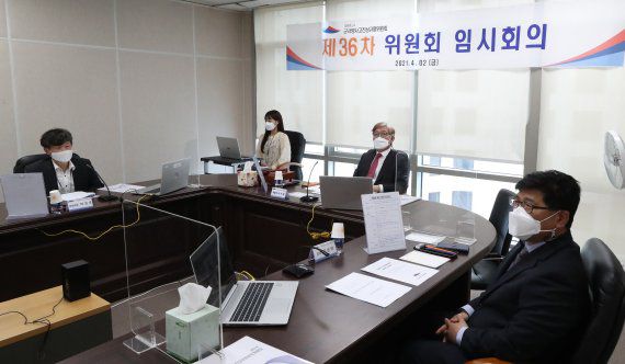 2일 오전 서울 중구 대통령 소속 군사망사고진상규명위원회 회의실에서 이인람 위원장이 긴급회의를 주재하고 있다. 2021.4.2/뉴스1 © News1 구윤성 기자 /사진=뉴스1