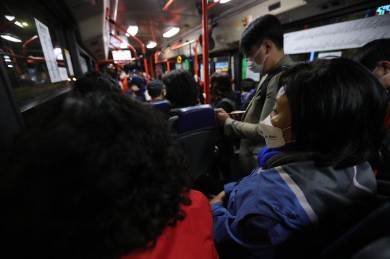 4.7 재·보궐선거를 하루 앞둔 6일 오전 박영선 더불어민주당 서울시장 후보가 노량진 수산시장을 방문하기 위해 '노회찬 버스'로 알려진 6411번 시내버스를 타고 이동하고 있다. / 사진=박영선 후보 캠프 제공