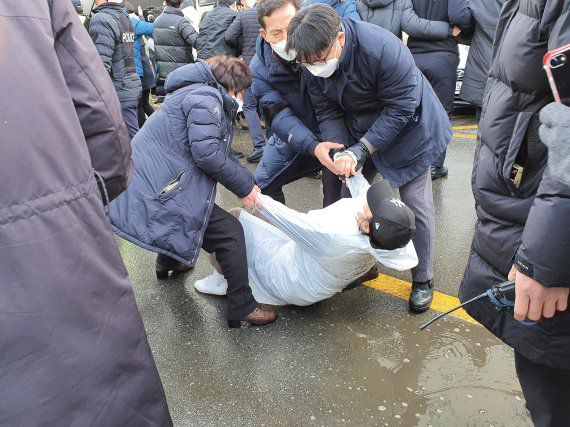 지난 1월 서울남부지법에서 진행된 정인양 양부모 첫 공판 뒤 빠져나가는 법무부 호송 차 앞에 일부 시민이 드러누워 항의했다. 시민들은 정인양 양부모가 고액 수임료를 내고 변호를 받는다는 사실에 분노를 쏟아냈다. fnDB