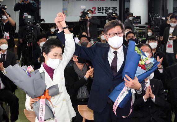 박형준 국민의힘 부산시장 후보가 7일 오후 부산진구 선거사무소에서 4·7재보궐선거 개표방송을 보다 당선이 확실해지자 부인 조현씨와 꽃다발을 들고 있다. 사진=뉴스1