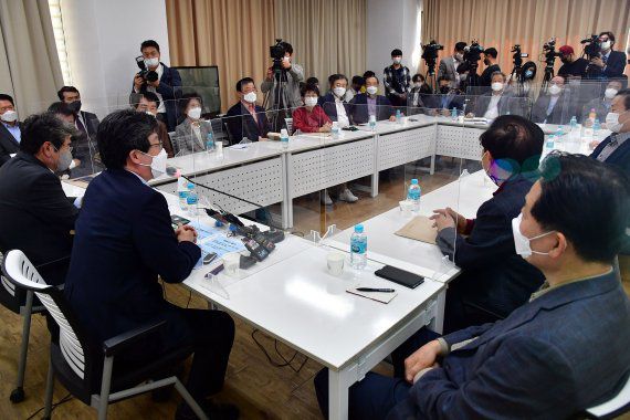 [서울=뉴시스]국회사진기자단 = 국민의힘 유승민 전 의원이 8일 서울 마포 포럼에 참석해 발언하고 있다. 2021.04.08. photo@newsis.com <저작권자ⓒ 공감언론 뉴시스통신사. 무단전재-재배포 금지.> /사진=뉴시스화상