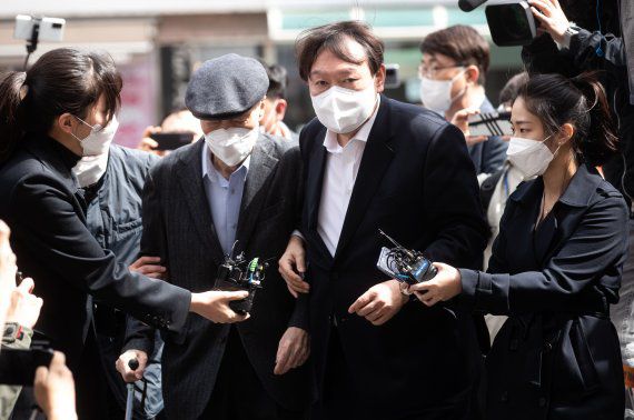 윤석열 전 검찰총장이 부친 윤기중 연세대 명예교수와 함께 2일 오전 서울 서대문구 남가좌1동 주민센터에 차려진 2021 재·보궐선거 사전투표소에 들어서고 있다. /사진=뉴시스