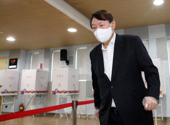 윤석열 전 검찰총장이 지난 2일 서울 서대문구 남가좌1동 주민센터에 마련된 4.7 재·보궐선거 사전투표소에서 투표를 마친 뒤 자리를 뜨고 있다. /사진=뉴시스