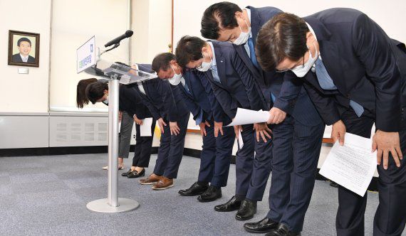 김태년 더불어민주당 대표 직무대행과 최고위원들이 8일 오후 서울 여의도 국회에서 4.7 재보궐 선거 패배의 책임을 지고 지도부 사퇴를 발표한 후 인사하고 있다. 2021.4.8/뉴스1 © News1 신웅수 기자 /사진=뉴스1
