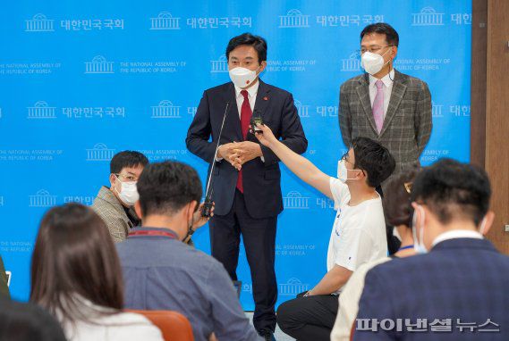 원희룡 제주도지사가 13일 서울 여의도 국회 소통관에서 일본의 후쿠시마 원전 오염수 방류 결정을 강력 규탄하는 기자회견을 마치고 취재진의 질문을 받고 있다. [제주도 제공]