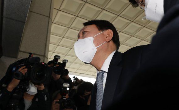 [서울=뉴시스]홍효식 기자 = 윤석열 검찰총장이 지난 4일 오후 서울 서초구 대검찰청에서 거취 관련 입장을 밝힌 뒤 들어서고 있다. 2021.03.04. yesphoto@newsis.com /사진=뉴시스