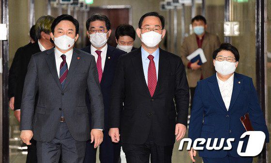 주호영 국민의힘 대표 권한대행과 원희룡 제주도지사가 15일 서울 여의도 국회에서 열린 국민의힘-제주특별자치도 기후 변화 정책 협의에 참석하고 있다. 2021.4.15/뉴스1