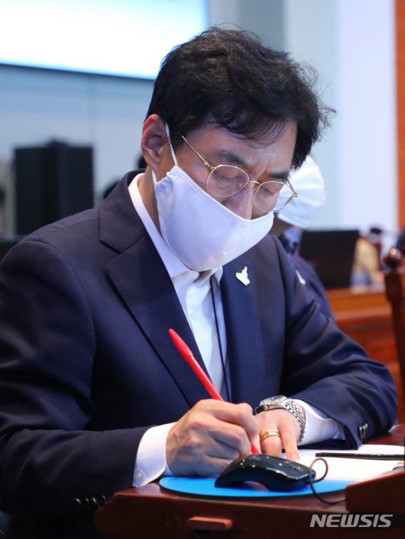 [서울=뉴시스]배훈식 기자 = 최근 사직서를 제출했다 반려된 것으로 알려진 강민석 청와대 대변인이 20일 청와대 여민관에서 열린 수석 보좌관 회의에 참석해 문재인 대통령의 발언을 메모하고 있다. 2020.07.20. dahora83@newsis.com <저작권자ⓒ 공감언론 뉴시스통신사. 무단전재-재배포 금지.> /사진=뉴시스화상
