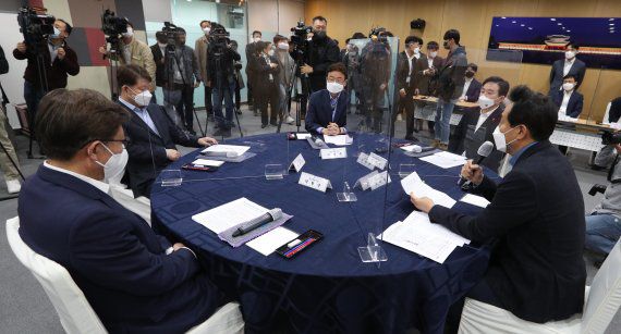 18일 서울시청에서 열린 공시가격 현실화 공동논의를 위한 5개 시도지사 협의회에서 오세훈 서울시장이 모두발언을 하고 있다. 뉴스1