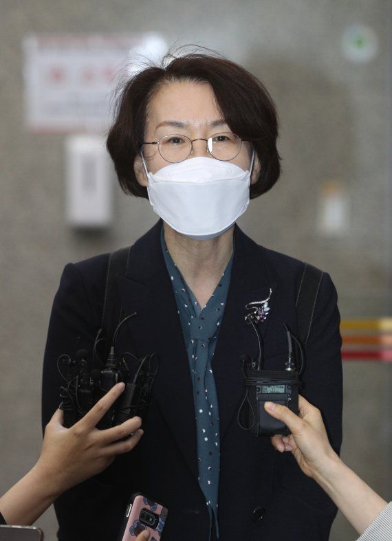 임혜숙 과학기술정보통신부 장관 후보자가 19일 오전 서울 광화문우체국에 마련된 청문회 준비 사무실로 출근하며 취재진의 질문에 답변하고 있다. 뉴스1