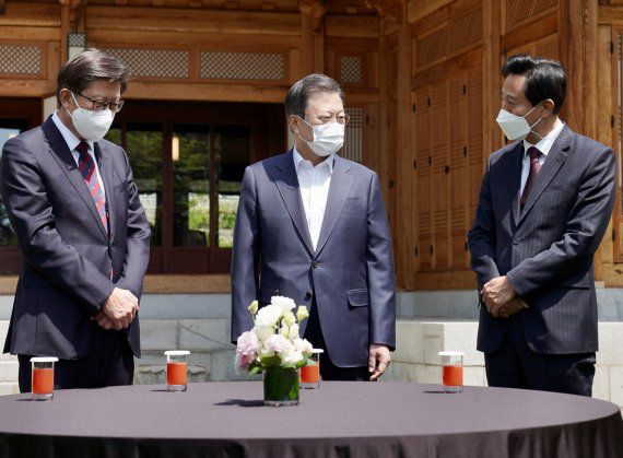 문재인 대통령이 21일 청와대 상춘재에서 열린 4·7 시도지사 보궐선거 당선인 초청 오찬에 앞서 오세훈 서울시장, 박형준 부산시장과 환담하고 있다. 왼쪽부터 박 시장, 문 대통령, 오 시장, 이철희 정무수석. /사진=뉴스1