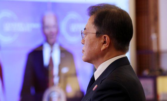 [서울=뉴시스]박영태 기자 = 문재인 대통령이 22일 청와대 상춘재에서 화상으로 열린 기후정상회의에 참석해 조 바이든 미국 대통령의 모두발언을 듣고 있다. 2021.04.22. since1999@newsis.com <저작권자ⓒ 공감언론 뉴시스통신사. 무단전재-재배포 금지.> /사진=뉴시스화상