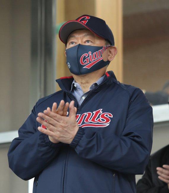 지난 27일 잠실야구장을 찾은 신동빈 롯데 회장. /사진=뉴스1