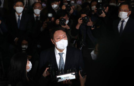 임기를 4개월 여 남기고 물러나는 윤석열 전 검찰총장이 지난달 4일 오후 서울 서초구 대검찰청 현관에서 열린 퇴임식을 마친 후 취재진의 질문에 답하고 있다. 2021.3.4/뉴스1 © News1 이성철 기자 /사진=뉴스1