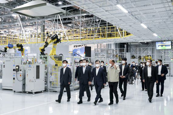 [광주=뉴시스]추상철 기자 = 문재인 대통령이 29일 광주광역시 광산구 광주글로벌모터스에서 열린 '광주글로벌모터스 준공 기념 행사'에서 박광태 광주글로벌모터스 대표(오른쪽)와 이용섭 광주시장 등과 이야기를 하며 공장을 둘러보고 있다. 2021.04.29. scchoo@newsis.com <저작권자ⓒ 공감언론 뉴시스통신사. 무단전재-재배포 금지.> /사진=뉴시스화상