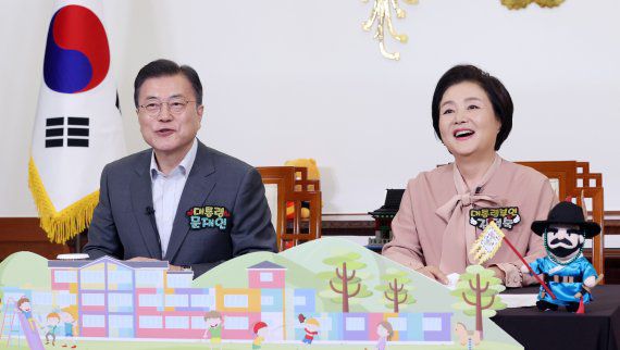 [서울=뉴시스]박영태 기자 = 문재인 대통령과 김정숙 여사가 4일 청와대 본관 집무실에서 강원도 평창의 도성초등학교 어린이들과 랜선초청 만남을 갖고 있다. 2021.05.05. since1999@newsis.com <저작권자ⓒ 공감언론 뉴시스통신사. 무단전재-재배포 금지.> /사진=뉴시스화상