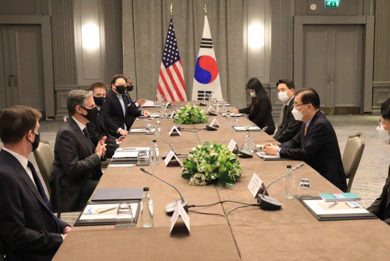 정의용 외교부 장관은 런던 G7 외교·개발장관회의 참석 계기 5월3일 오전(현지시간) 안토니 블링컨(Antony J. Blinken) 미국 국무부장관과 회담을 갖고 한미 정상회담 준비, 한반도 문제, 지역 및 글로벌 현안 등 상호 관심사에 대해 논의했다. 사진/외교부 제공, 뉴시스.