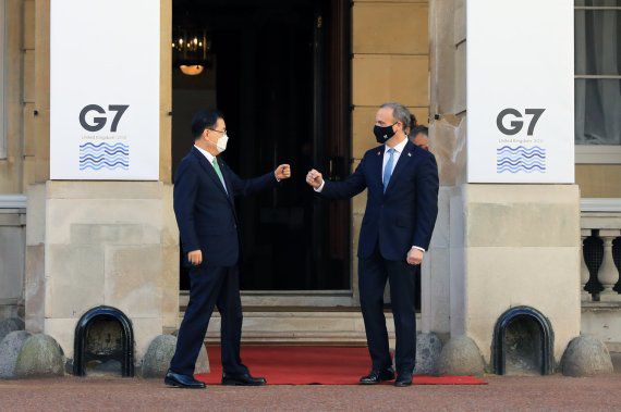 G7 외교·개발장관 회의 참석차 영국 런던을 방문중인 정의용 외교부 장관이 5일(현지시간) 영접 나온 영국 도미닉 랍 외교장관과 주먹인사 하고 있다. 사진=외교부 페이스북, 뉴시스.