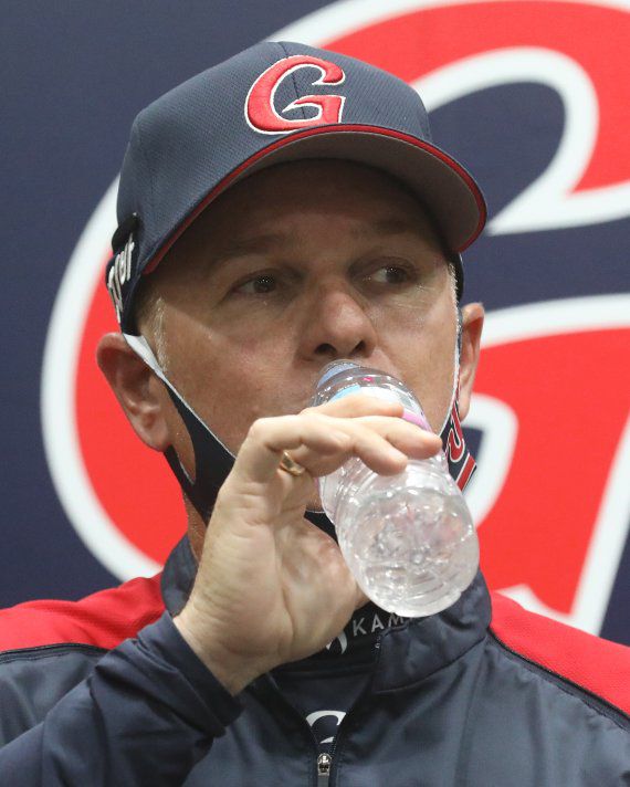 지난 11일 오후 부산 사직야구장에서 열린 롯데 자이언츠와 SSG 랜더스 경기에 앞서 롯데 신임감독 래리 서튼이 인터뷰 도중 물을 마시고 있다. /사진=뉴스1