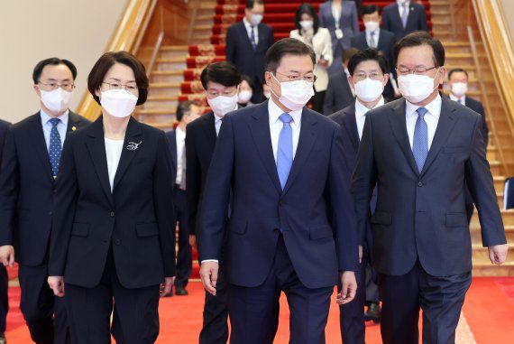 [서울=뉴시스]박영태 기자 = 문재인 대통령이 14일 오전 청와대에서 김부겸 국무총리 및 국무위원에게 임명장을 수여한 후 환담장으로 함께 이동하고 있다. 2021.05.14. since1999@newsis.com <저작권자ⓒ 공감언론 뉴시스통신사. 무단전재-재배포 금지.> /사진=뉴시스화상