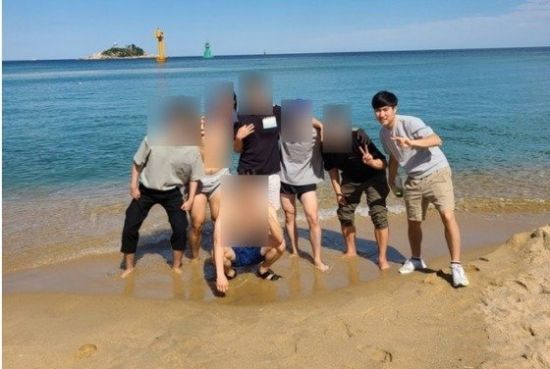 손정민씨 아버지 손현씨가 아들이 물을 싫어하고 무서워했다며 게시한 사진. 손정민씨만 양말, 운동화를 모두 신은채 물이 아닌 모래 위에 서 있다. 사진=손현씨 블로그