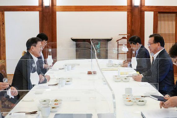 [서울=뉴시스] 문재인 대통령이 17일 청와대 상춘재에서 김부겸 국무총리와 주례회동을 하고있다. (사진=청와대 제공) 2021.05.17. photo@newsis.com *재판매 및 DB 금지 <저작권자ⓒ 공감언론 뉴시스통신사. 무단전재-재배포 금지.> /사진=뉴시스화상