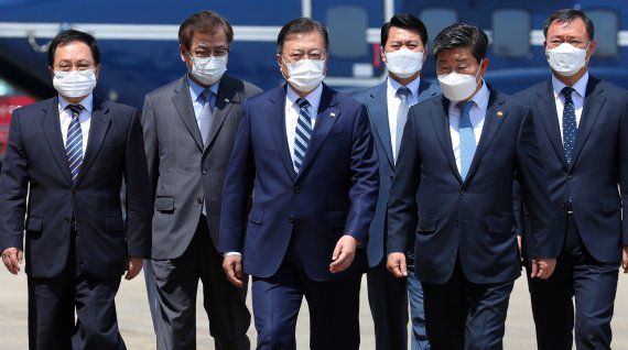 [성남=뉴시스]추상철 기자 = 문재인 대통령이 19일 오후 경기 성남시 서울공항에 한미 정상회담 참석차 출국하기 위해 도착해 유영민 비서실장, 전해철 행정안전부 장관과 함께 이동하고 있다. 2021.05.19. scchoo@newsis.com <저작권자ⓒ 공감언론 뉴시스통신사. 무단전재-재배포 금지.> /사진=뉴시스화상