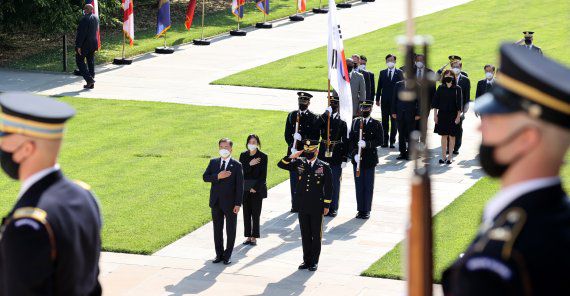[워싱턴=뉴시스]추상철 기자 = 한미정상회담 참석차 미국 워싱턴을 방문중인 문재인 대통령이 20일 오전(현지시간) 워싱턴D.C. 인근 알링턴 국립묘지를 참배하고 있다. 2021.05.20. scchoo@newsis.com <저작권자ⓒ 공감언론 뉴시스통신사. 무단전재-재배포 금지.> /사진=뉴시스화상