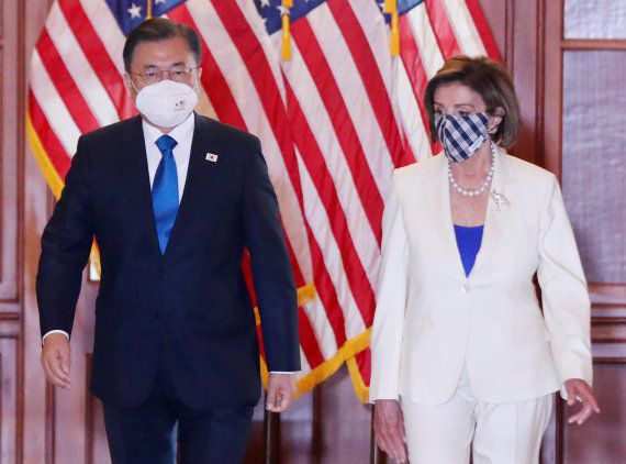 문재인 대통령이 20일 오후(현지시간) 미국 워싱턴 국회의사당을 방문해 낸시 펠로시 미국 연방하원의회 의장을 비롯한 미 하원 지도부와 간담회를 하기 위해 이동하고 있다. / 사진=뉴시스