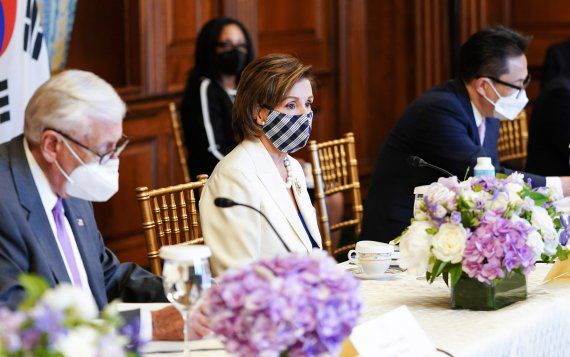 [워싱턴=뉴시스]추상철 기자 = 낸시 펠로시 미국 연방하원의회 의장이 20일 오후(현지시간) 미국 워싱턴 국회의사당에서 문재인 대통령의 발언을 듣고 있다. 2021.05.21. scchoo@newsis.com <저작권자ⓒ 공감언론 뉴시스통신사. 무단전재-재배포 금지.> /사진=뉴시스화상