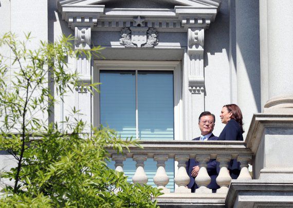 [워싱턴=뉴시스]추상철 기자 = 미국을 방문중인 문재인 대통령이 21일 오전(현지시간) 미국 워싱턴 아이젠하워 행정동에서 카멀라 해리스 미국 부통령과 대화하고 있다. 2021.05.21. scchoo@newsis.com <저작권자ⓒ 공감언론 뉴시스통신사. 무단전재-재배포 금지.> /사진=뉴시스화상