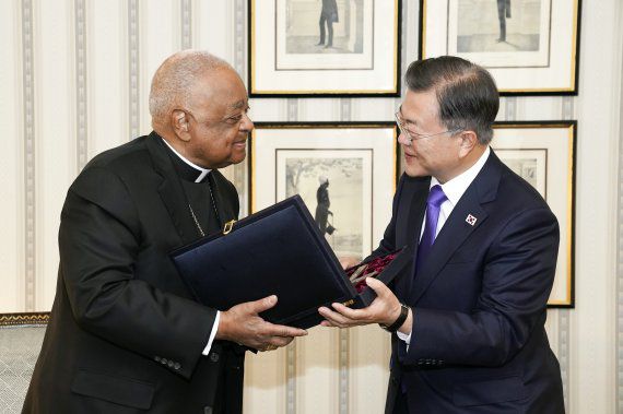 [워싱턴=뉴시스]추상철 기자 = 문재인 대통령이 22일 오전(현지시간) 미국 워싱턴 시내 한 호텔에서 윌튼 그레고리 추기경 겸 워싱턴 대주교와 면담 후 '구르마 십자가'를 전하고 있다. 2021.05.22. scchoo@newsis.com <저작권자ⓒ 공감언론 뉴시스통신사. 무단전재-재배포 금지.> /사진=뉴시스화상