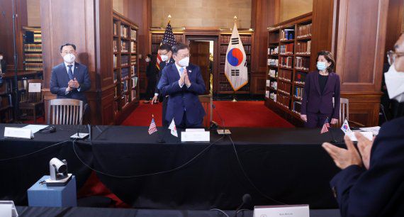 [워싱턴=뉴시스]추상철 기자 = 미국을 방문 중인 문재인 대통령이 21일 오전(현지시간) 미국 워싱턴 미 상무부에서 열린 한미 비즈니스 라운드 테이블 행사에 문승욱 산업통상자원부장관, 지나 러몬도 미국 상무장관과 함께 참석해 박수를 치고 있다. 2021.05.21. scchoo@newsis.com <저작권자ⓒ 공감언론 뉴시스통신사. 무단전재-재배포 금지.> /사진=뉴시스화상