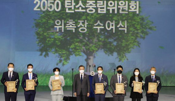 [서울=뉴시스]추상철 기자 = 문재인 대통령이 29일 오후 서울 동대문디자인플라자(DDP)에서 열린 '2050 탄소중립위원회 출범식'에 참석해 윤순진 민간위원장을 비롯한 각 분과별 민간위원 대표자들에게 위촉장을 수여한 후 기념촬영을 하고 있다. 2021.05.29. scchoo@newsis.com <저작권자ⓒ 공감언론 뉴시스통신사. 무단전재-재배포 금지.> /사진=뉴시스화상