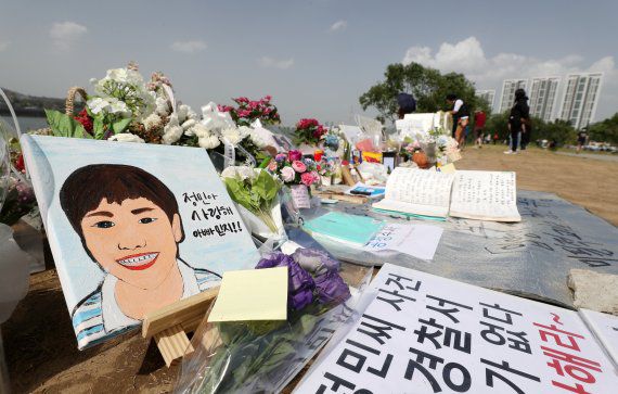 (서울=뉴스1) 박세연 기자 = 24일 오후 서울 서초구 반포한강공원 수상택시 승강장 인근에 故 손정민군 추모공간이 마련돼 있다. 한강에서 실종됐다가 숨진 대학생 손정민 씨(22)의 휴대폰을 포렌식한 결과 손씨가 실종된 날 오전 1시9분 이후 사용 기록이 없는 것으로 드러났다. 24일 서울경찰청 관계자는 /사진=뉴스1화상