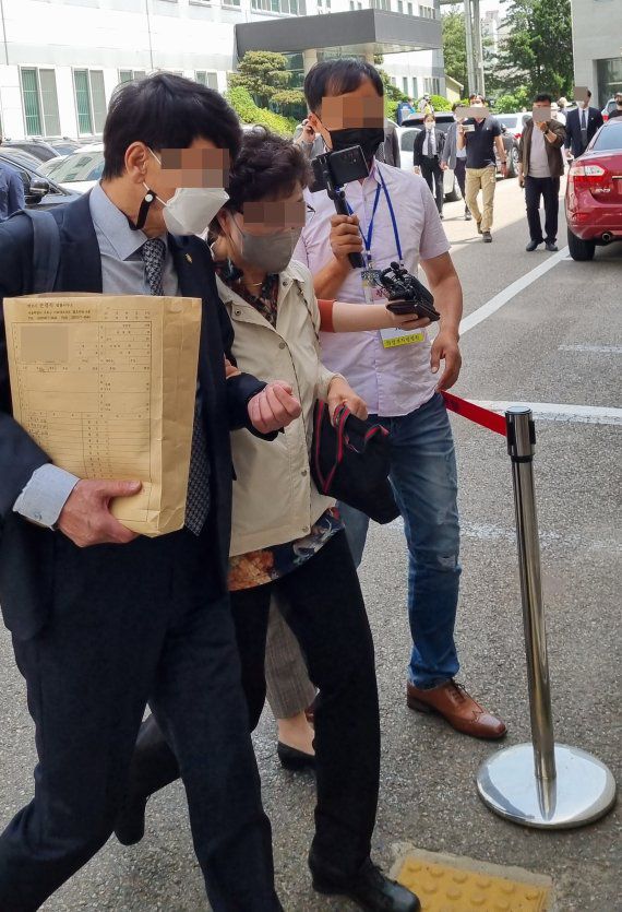 불법 요양병원을 운영하면서 수십억 원대 요양급여를 부정수급 한 혐의(의료법위반 등)로 기소된 윤석열 전 검찰총장의 장모 최모(74)씨가 지난달 24일 오후 2시께 의정부지법에서 열리는 재판을 받기 위해 변호인과 함께 법정에 들어가고 있다. /사진=뉴시스