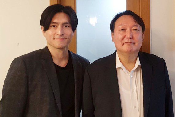 윤석열 전 검찰총장이 현충일 하루 전날인 지난 5일 K-9 자주포 폭발사고 피해자 이찬호 씨를 만나 사진을 찍고 있다. /사진=윤석열 전 검찰총장 측 제공, 뉴스1