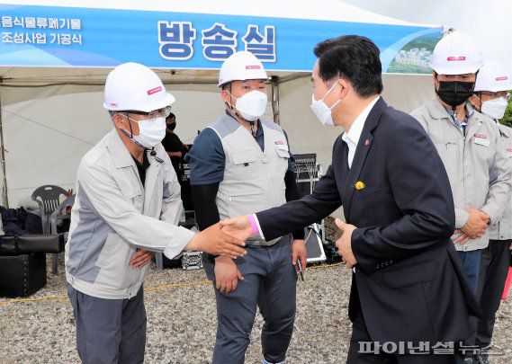 9일 제주 광역음식물류 폐기물처리시설 기공식에 참석한 원희룡 제주지사가 공사 관계자들을 격려하고 있다.