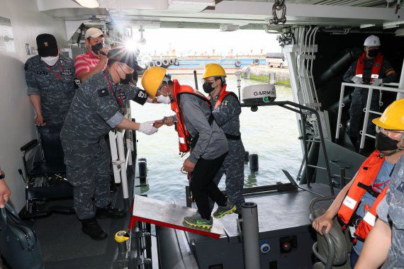 해군과 코로나19 백신수송지원본부,. 전라남도가 지난 11일 전남 목포항 대불부두에서 도서지역 백신접종 모의훈련을 실시했다. (해군 제공) 사진=뉴스1