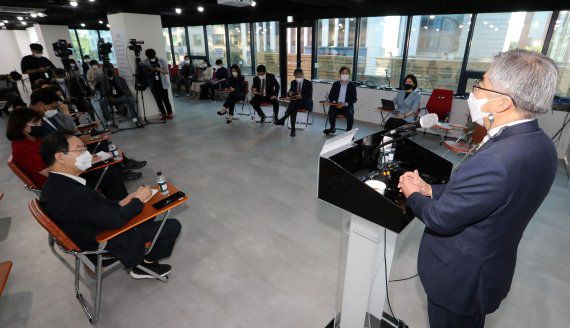 (서울=뉴스1) 구윤성 기자 = 이철우 연세대 법학전문대학원 교수가 16일 오전 서울 여의도 국민의힘 당사에서 열린 당내 초선 모임 '명불허전 보수다'에서 '정치의 사법화와 사법의 정치화'를 주제로 강연하고 있다. 2021.6.16/뉴스1 /사진=뉴스1화상