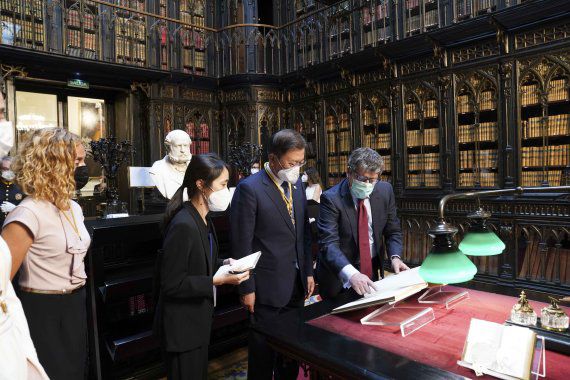 스페인을 국빈 방문 중인 문재인 대통령이 16일(현지시간) 스페인 마드리드 상원의사당에서 상·하원 합동 연설을 마친 후 상원 도서관을 방문. 안헬 곤잘레스 도서관장에게 소장품들에 대한 설명을 듣고 있다. /사진=뉴시스화상