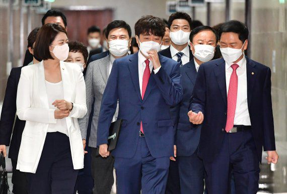 국민의힘 이준석 대표와 김기현 원내대표를 비롯한 당 지도부가 17일 오전 국회에서 열린 최고위원회의에 참석하고 있다. 2021.6.17/뉴스1 © News1 오대일 기자 /사진=뉴스1